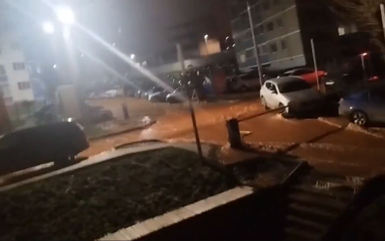 Потоп на Камбарской и Ильфата Закирова. Видео: vk.com/zlou18