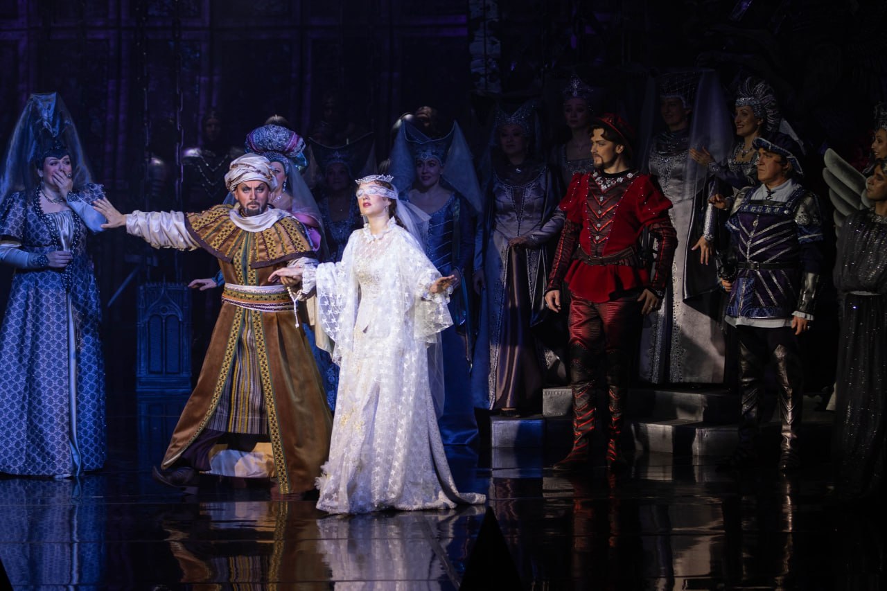 Бои на световых мечах и ремонт театра «Парафраз»: как Удмуртия отметит юбилейный театральный сезон