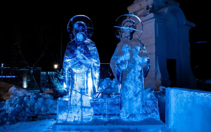 Лед требует точности и аккуратности: одно неверное движение может повлиять на форму скульптуры.  Фото: Данил Иванов