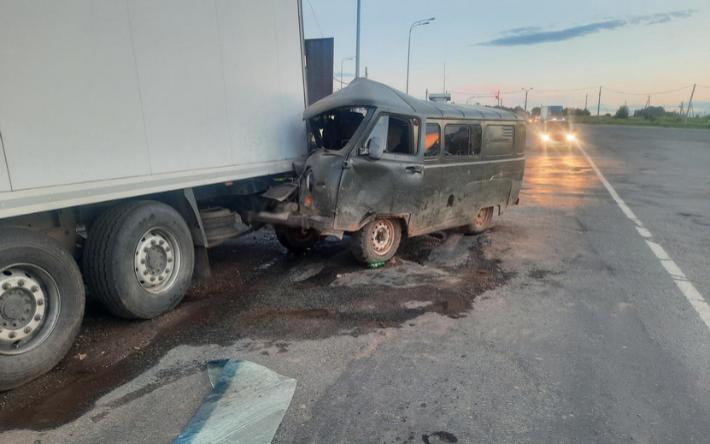 Два пассажира УАЗа пострадали в столкновении с грузовиком под Ижевском