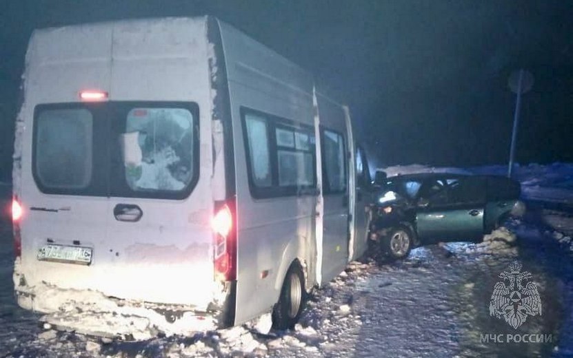 Водитель легковушки погиб в ДТП с микроавтобусом с вахтовиками в Удмуртии