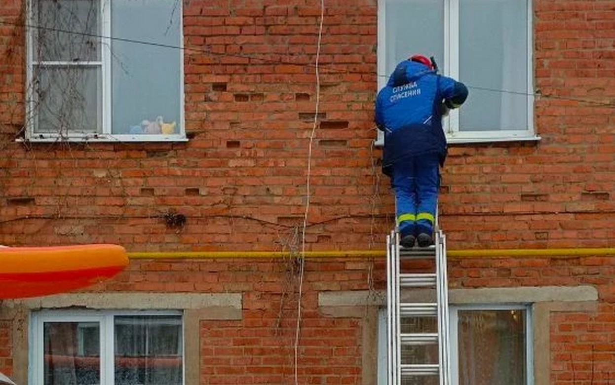 Двух запершихся в квартире детей спасли под Ижевском