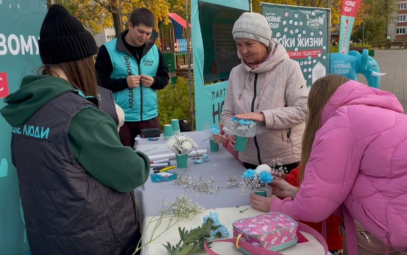 Более 500 жителей Ижевска поблагодарили учителей на акции партии «Новые Люди»