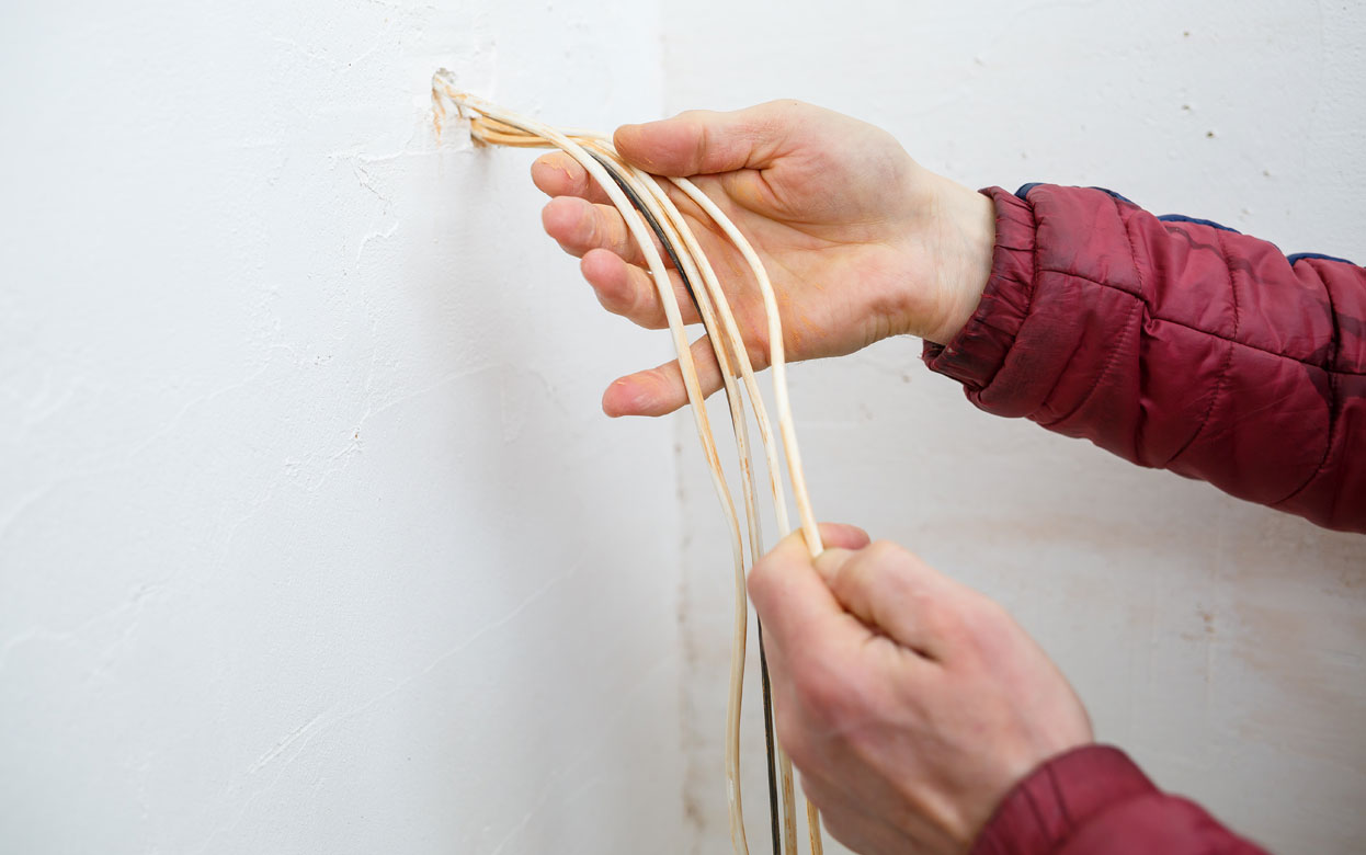 В каждой второй квартире: 5 признаков, что проводка вот-вот загорится