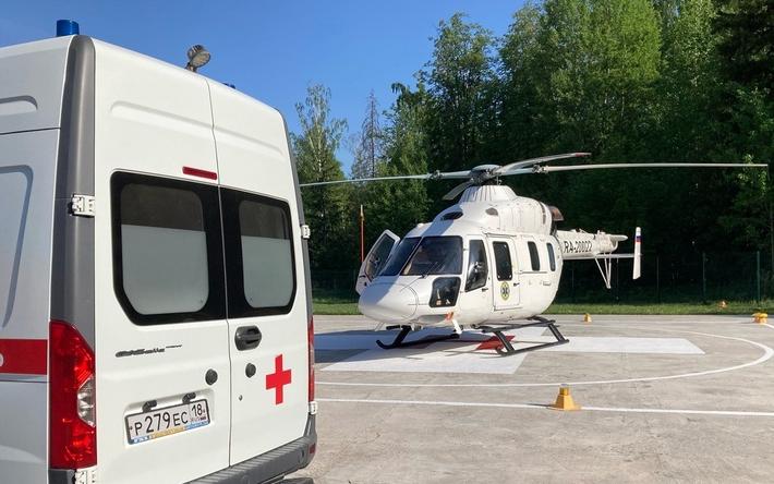 Пострадавших при пожаре мать и ребенка доставили на вертолете в Ижевск