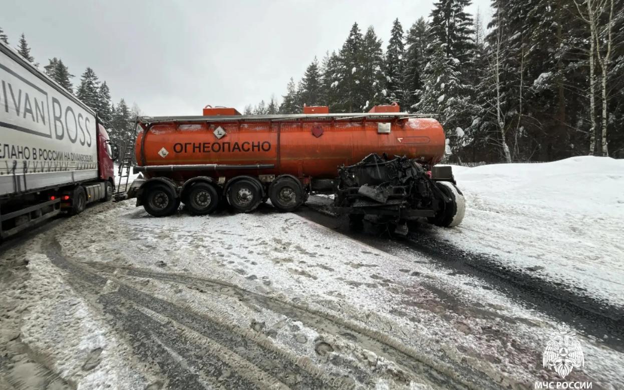 Бензовоз и самосвал столкнулись на трассе в Удмуртии