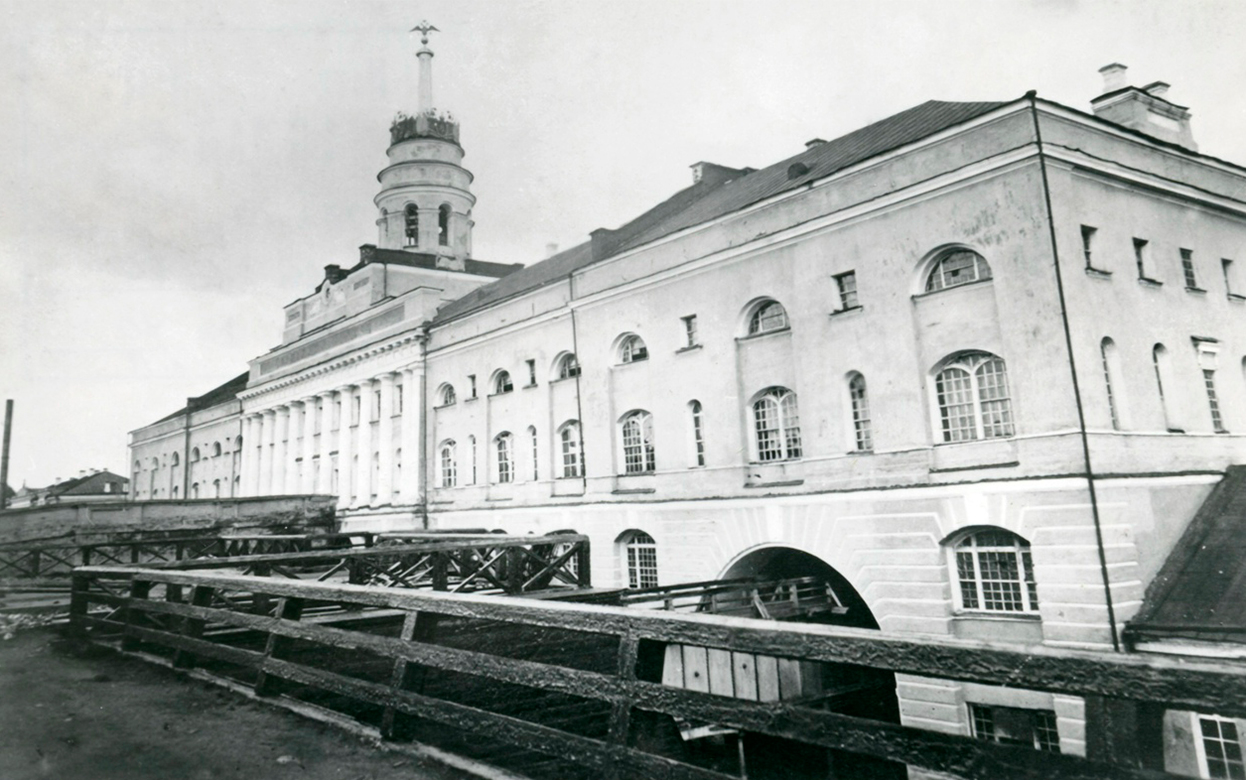 107 лет назад с башни Ижевского оружейного завода скинули двуглавого орла