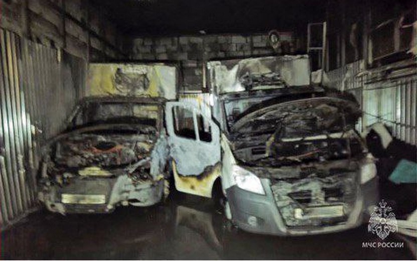 Две «Газели» сгорели в гараже в Сарапуле