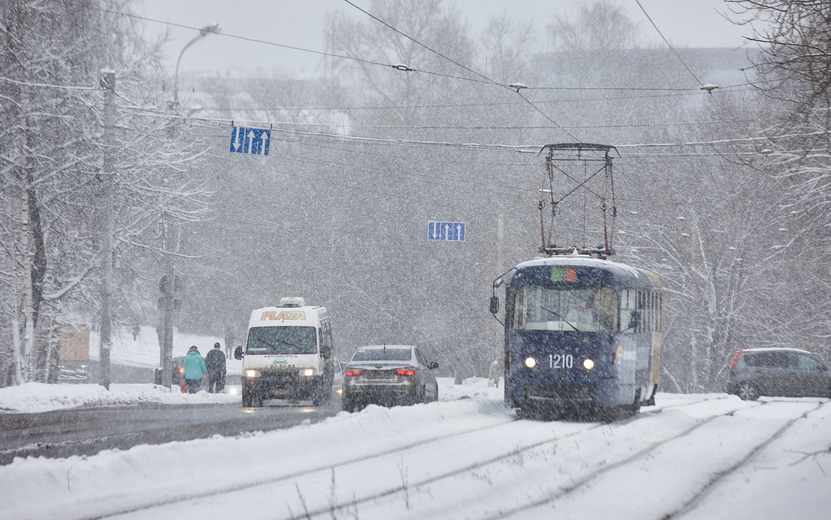 Трамвайный коллапс, «гнев горожан» и отмена платы за парковки: как Ижевск переживает снегопад 22 ноября