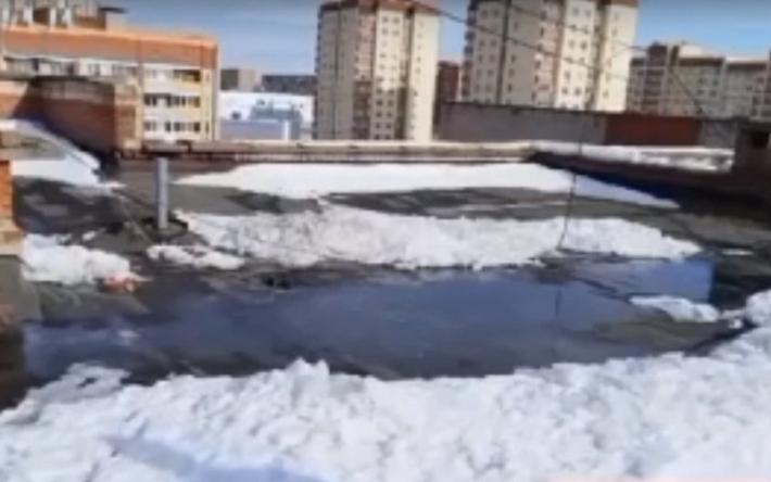 Жители девятиэтажки на ул. Петрова в Ижевске жалуются на протекающую крышу