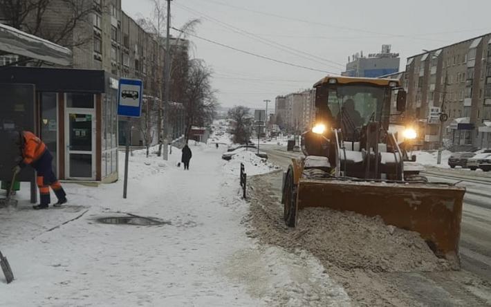 75 единиц техники вывели на уборку дорог Ижевска от снега