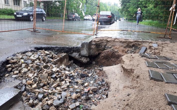 Фотофакт: дорога провалилась на улице Восточной в Ижевске