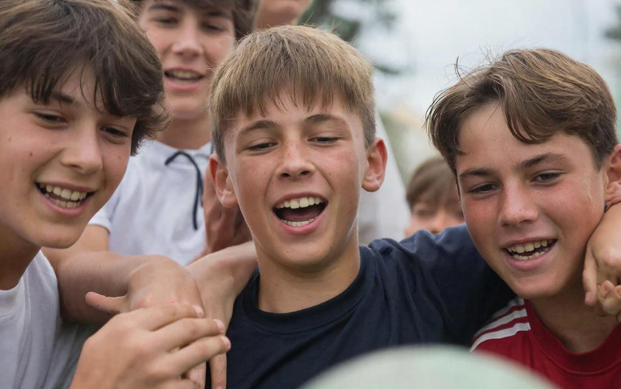 Ребенок сидит в телефоне? Вот 7 игр из нашего детства, которые вытащат его на улицу