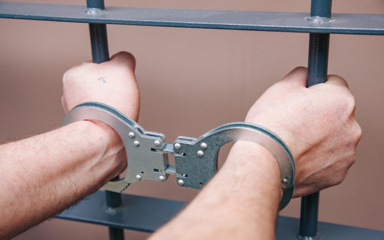 Двух мужчин задержали за ограбление супермаркета в Ижевске