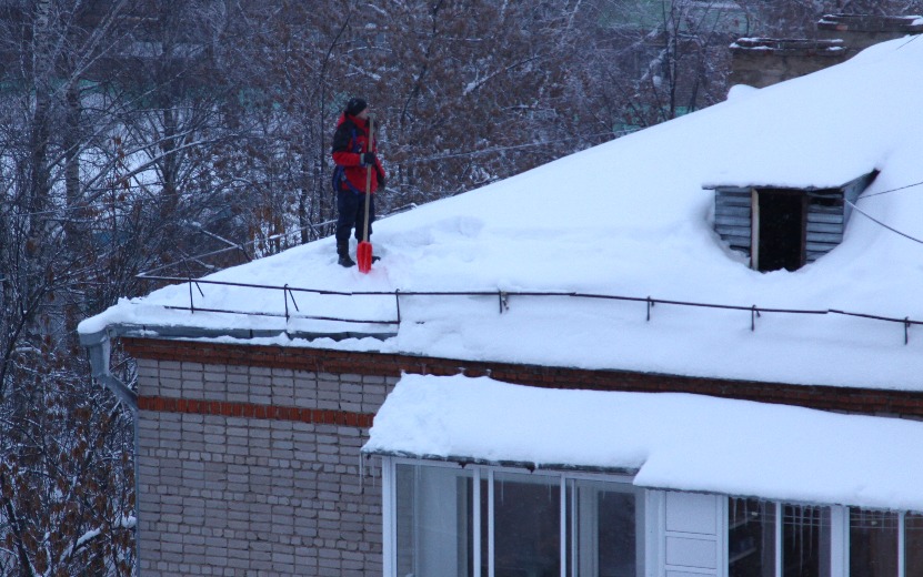 142 снежных навеса на крышах домов обнаружили в Ижевске с начала сезона