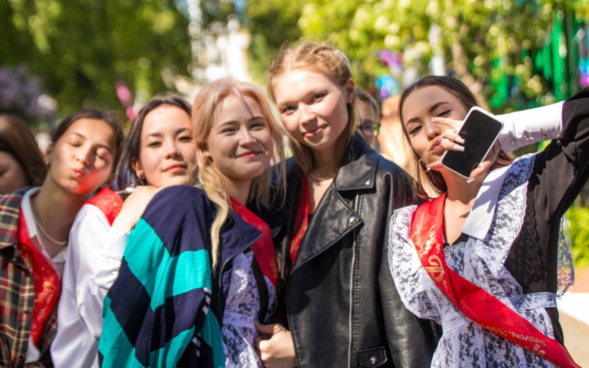 «Последний звонок» в Летнем саду Ижевска. Фото: Данил Иванов
