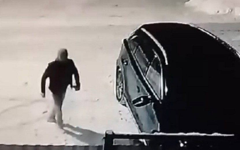 Видео: пьяный мужчина избил припаркованный автомобиль в Ижевске