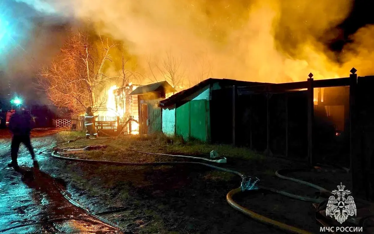 Два нежилых дома сгорели в Камбарке