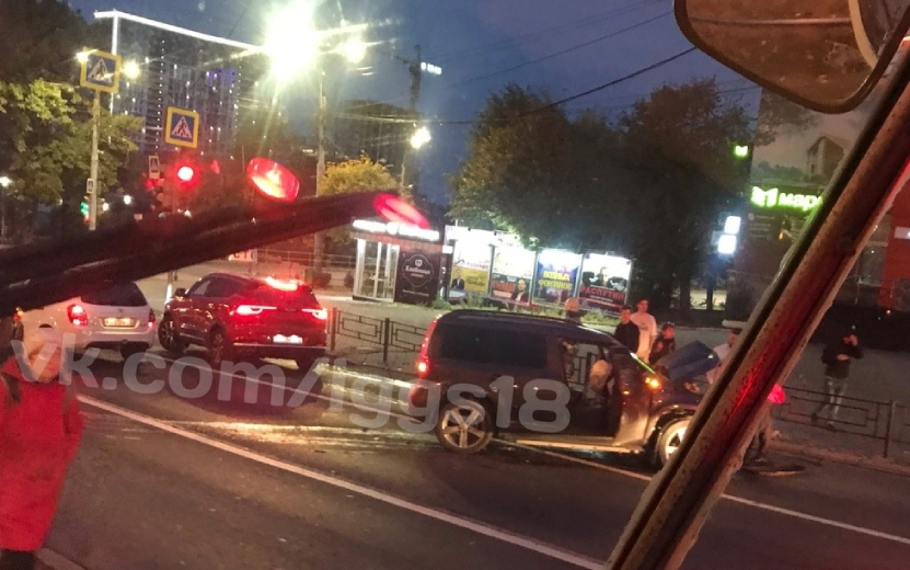 В Ижевске на перекрестке улиц Кирова и Пушкинская автомобиль столкнулся с двумя иномарками