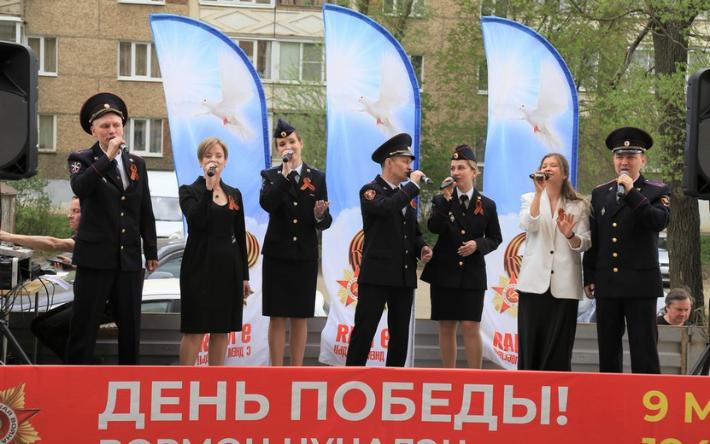 Военные песни начали петь во дворах ветеранов Ижевска