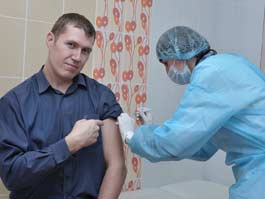Ижевчанин Алексей Ворончихин выбрал классическую схему прививки, потому ставит первую уже сейчас