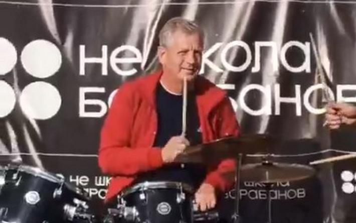 Глава Воткинска сыграл на барабанах на фестивале в Удмуртии