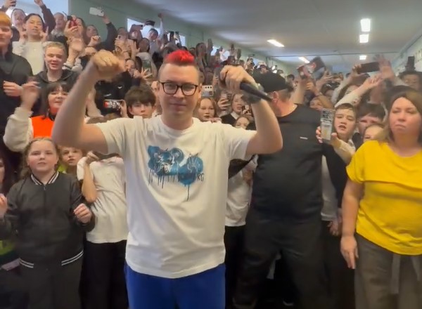Видеофакт: блогер-миллионник Влад Кобяков спел в одной из школ Ижевска
