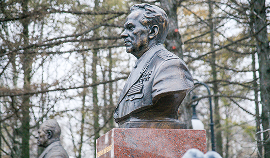 В Ижевске установили памятники Михаилу Калашникову и Дмитрию Устинову