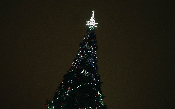 7 ярких фото с открытия главной новогодней елки Ижевска 