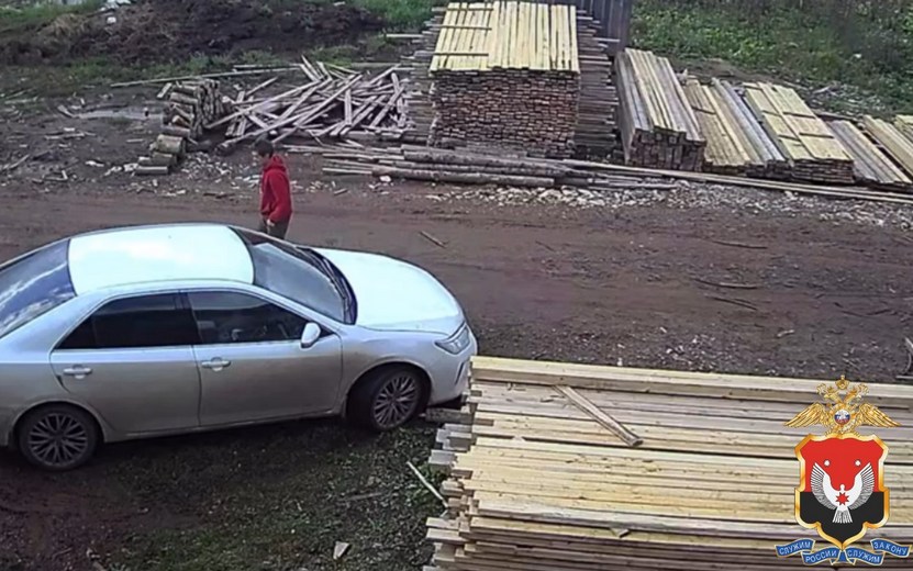 Пьяный угонщик «Тойоты» врезался в погрузчик в Удмуртии
