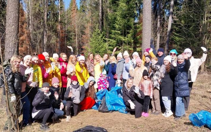 Участницы конкурса «Миссис Удмуртия» вышли на уборку лесополосы в Ижевске