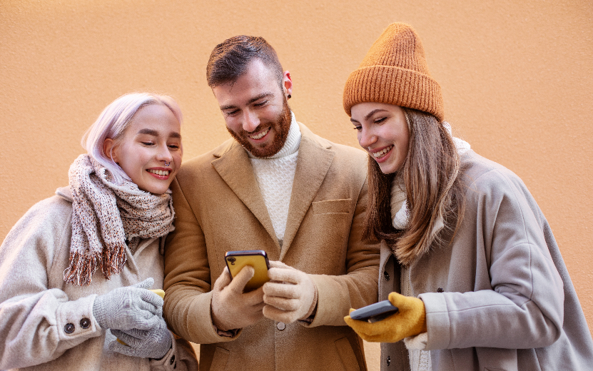 В выходные молодежь проводит в интернете на 40% больше времени, чем старшие поколения