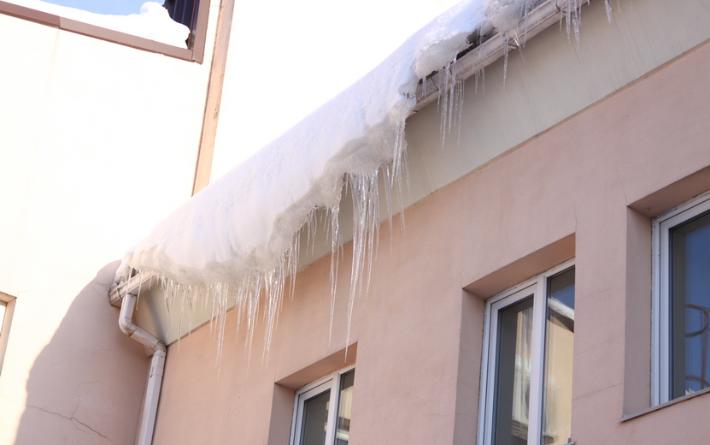 Жителей Ижевска предупредили о возможном сходе снега с крыш 25 декабря