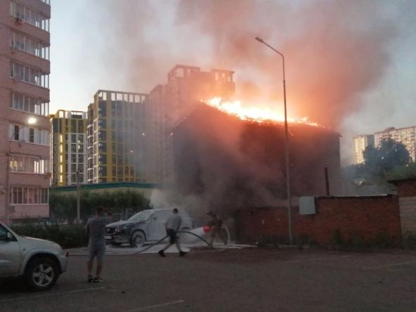 Очевидцы: пожар произошел на улице Красногеройской в Ижевске