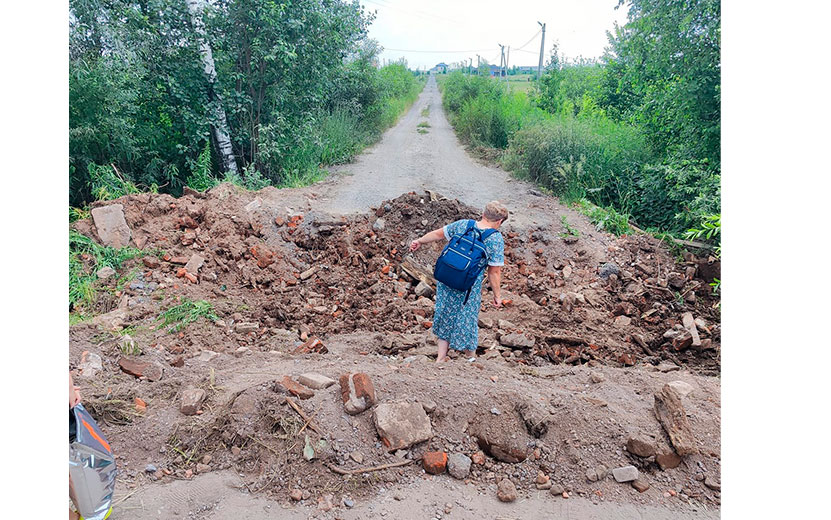 Горожане пожаловались на заваленную землей и кирпичом дорогу в микрорайоне Ижевска