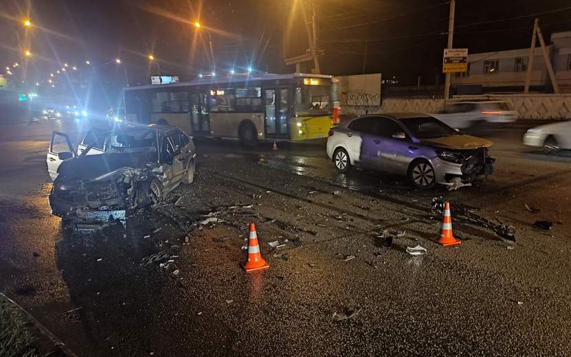 Три человека пострадали в ДТП на перекрестке Либкнехта – Горького в Ижевске