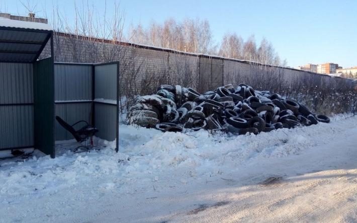 Фотофакт: гору старых автопокрышек обнаружили на окраине Ижевска