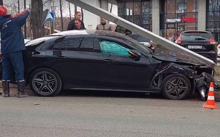 Видео: водитель Mercedes сбил столб на улице Карла Маркса в Ижевске