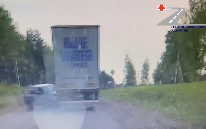 Водитель «Гранты» пострадал в ДТП с грузовиком под Воткинском. Видео: Госавтоинспекция Удмуртии