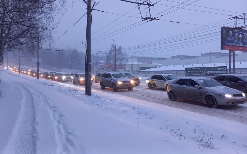 Нечищеные дороги, 10-балльные пробки и вставшие трамваи: как Ижевск переживает снегопады 21 ноября