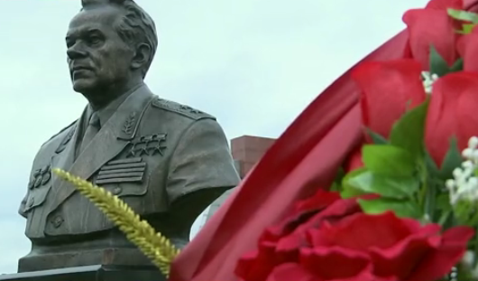На могиле Михаила Калашникова в Москве установили памятник