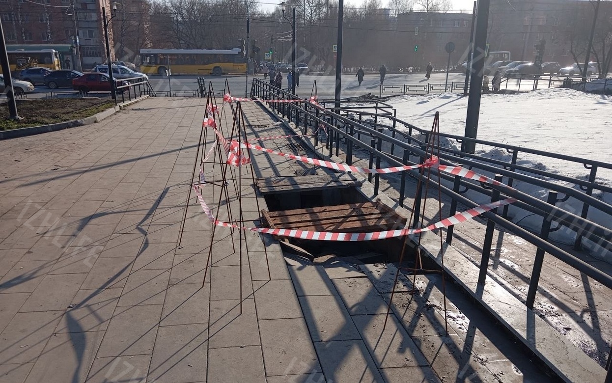 Фотофакт: тротуар провалился на Аллее счастья в Ижевске