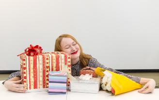 Прибыльные праздники: какие новогодние подарки люди перепродают и за сколько 