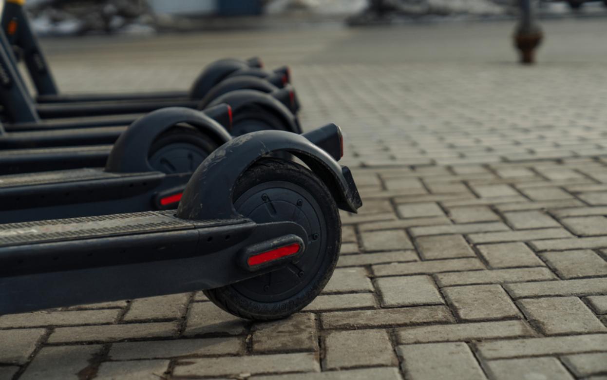 Уголовное дело возбудили в Ижевске после наезда самокатчицы на пешеходов