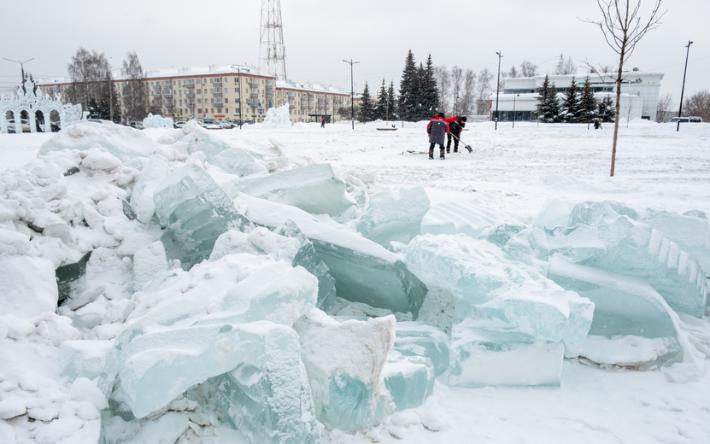 Фотофакт: ледовый городок сносят на Центральной площади Ижевска