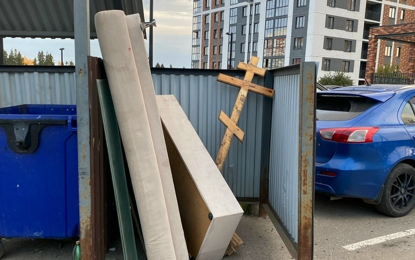 Фотофакт: возле мусорных баков в Ижевске оставили большой деревянный крест
