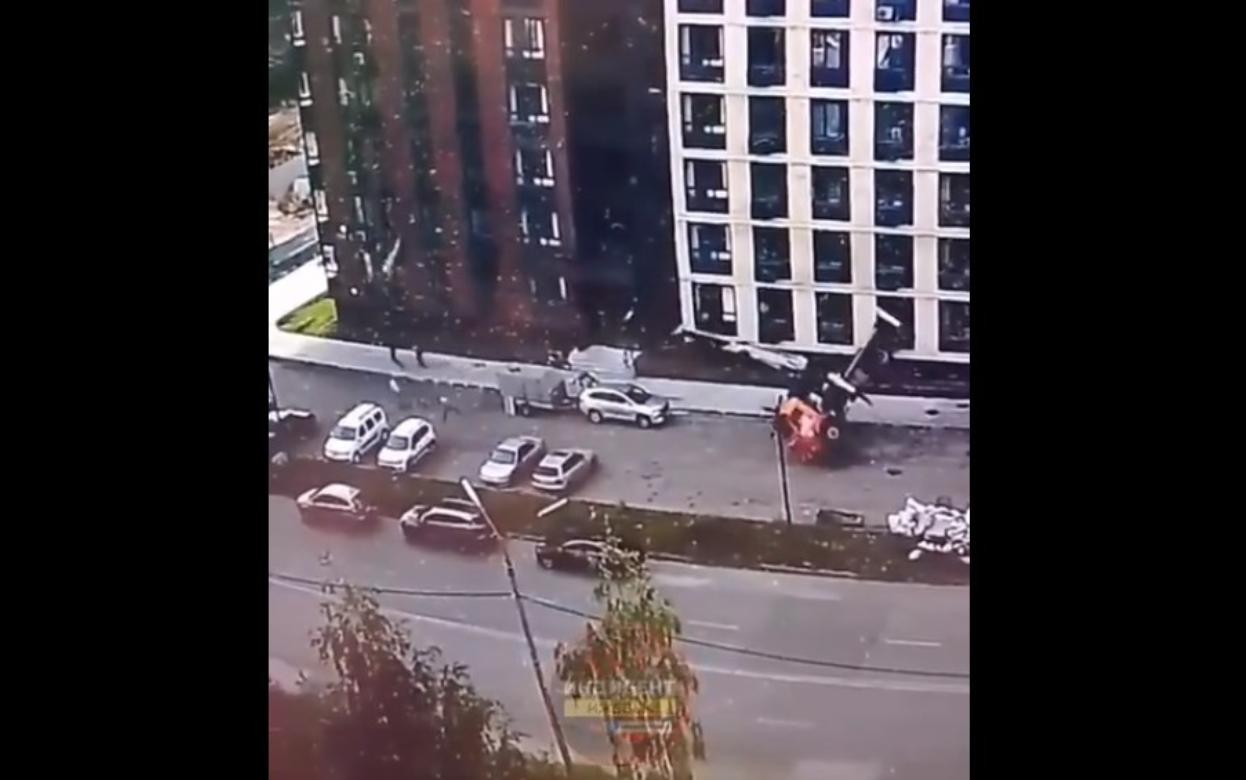 Видеофакт: момент падения автовышки в Глазове