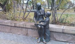 Скульптуру первой учительницы установят в Вишневом сквере Ижевска