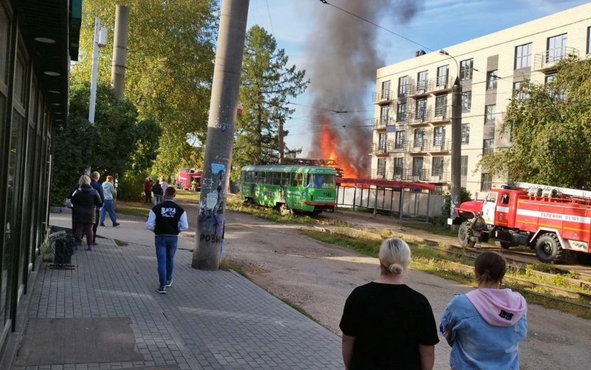 Нежилой дом загорелся около трамвайных путей в Ижевске