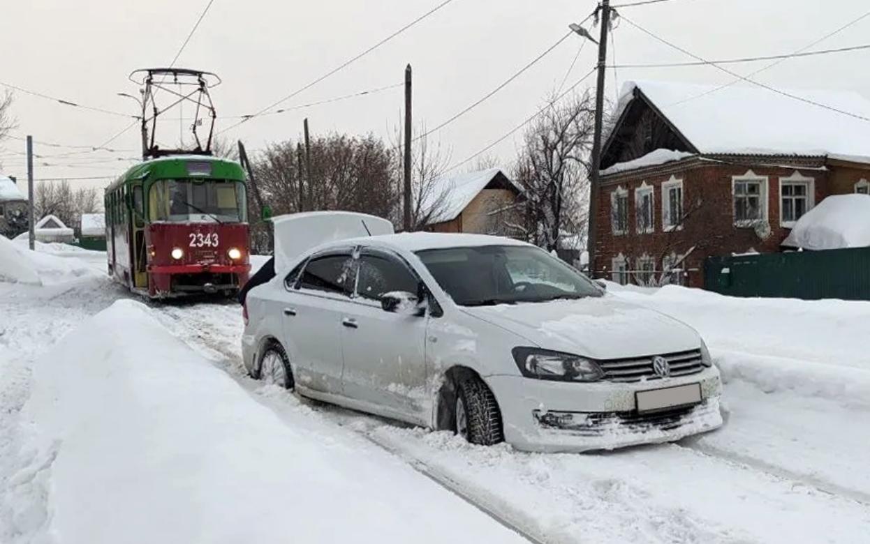 Застрявшие машины почти на сутки остановили движение трамваев в Ижевске